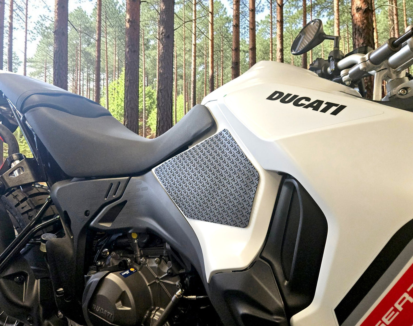 Tankpads (Sidor) till Ducati DesertX V2 2026